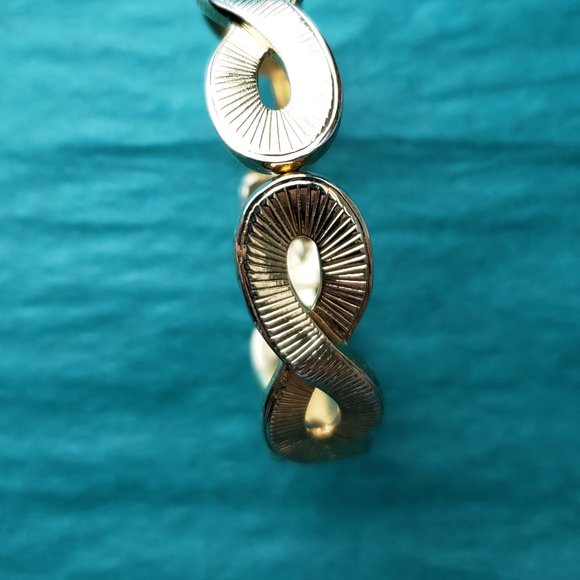 2/20$ Vintage Monet gold tone bracelet - Picture 6 of 8